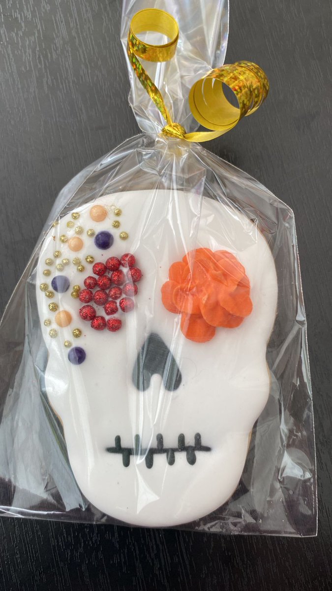 Alessa_666_'s tweet photo. No sé si guardarla o comerme está galleta, está tan bonita y bien echa la galleta que no dan ganas de comerla https://t.co/e3AUJPXmfV
