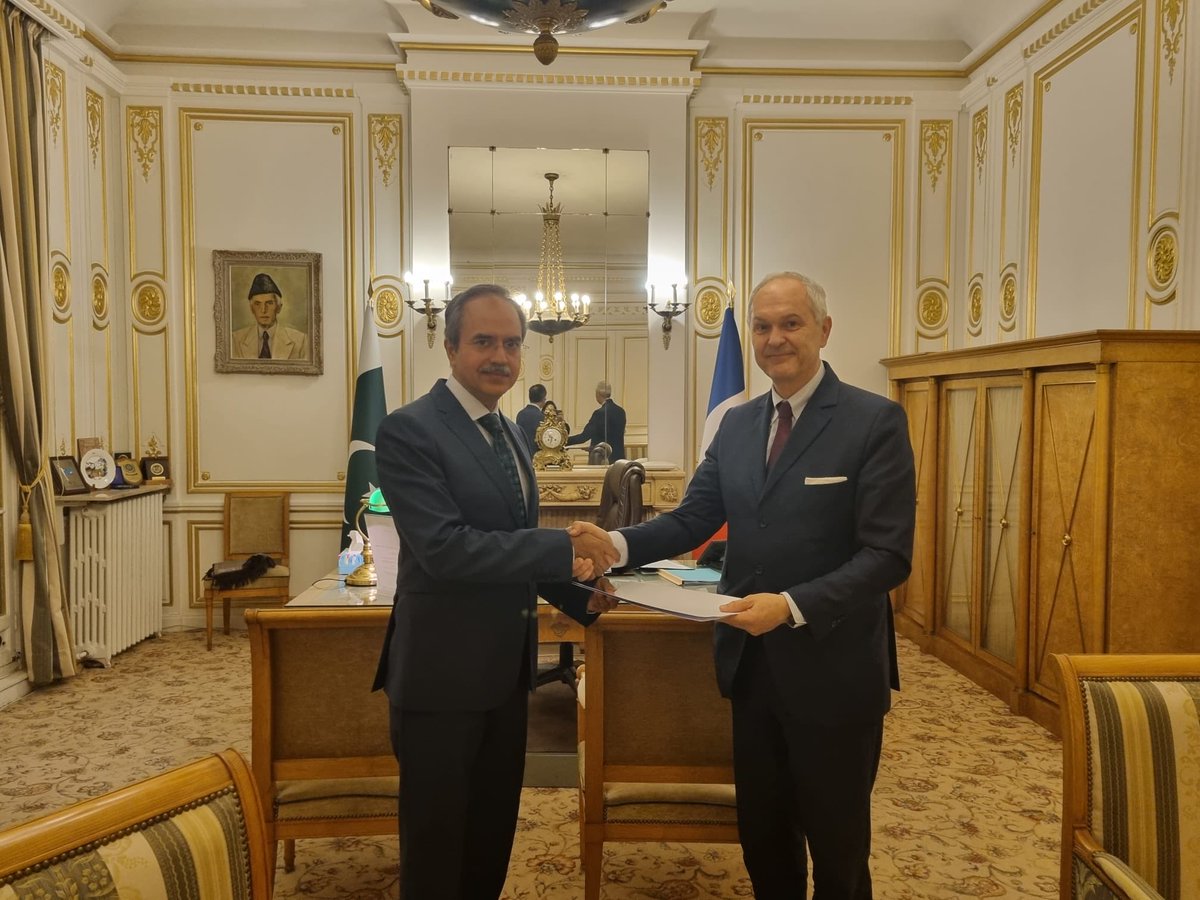 Glad to present copies of credentials to HE Philippe Franc Director of State Protocol. Looking forward to advancing 🇵🇰🇫🇷friendship, shared interests &amp; multifaceted cooperation. Greetings to the French people &amp; Pakistanis in France ⁦<a href="/ForeignOfficePk/">Ministry of Foreign Affairs - Pakistan</a>⁩ ⁦<a href="/FranceinPak/">France in Pakistan 🇫🇷🇪🇺</a>⁩