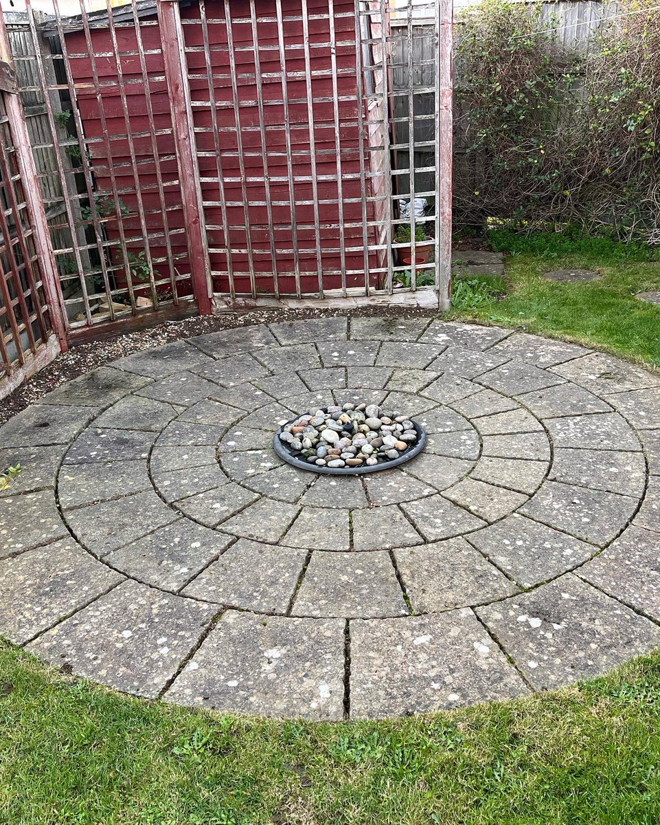 To finish it was lawn tidies &amp; some clearing - there is a garden feature there after all 😜 #leaves🍁 #grass #gardening #gardendesign have a good evening everyone ❤️