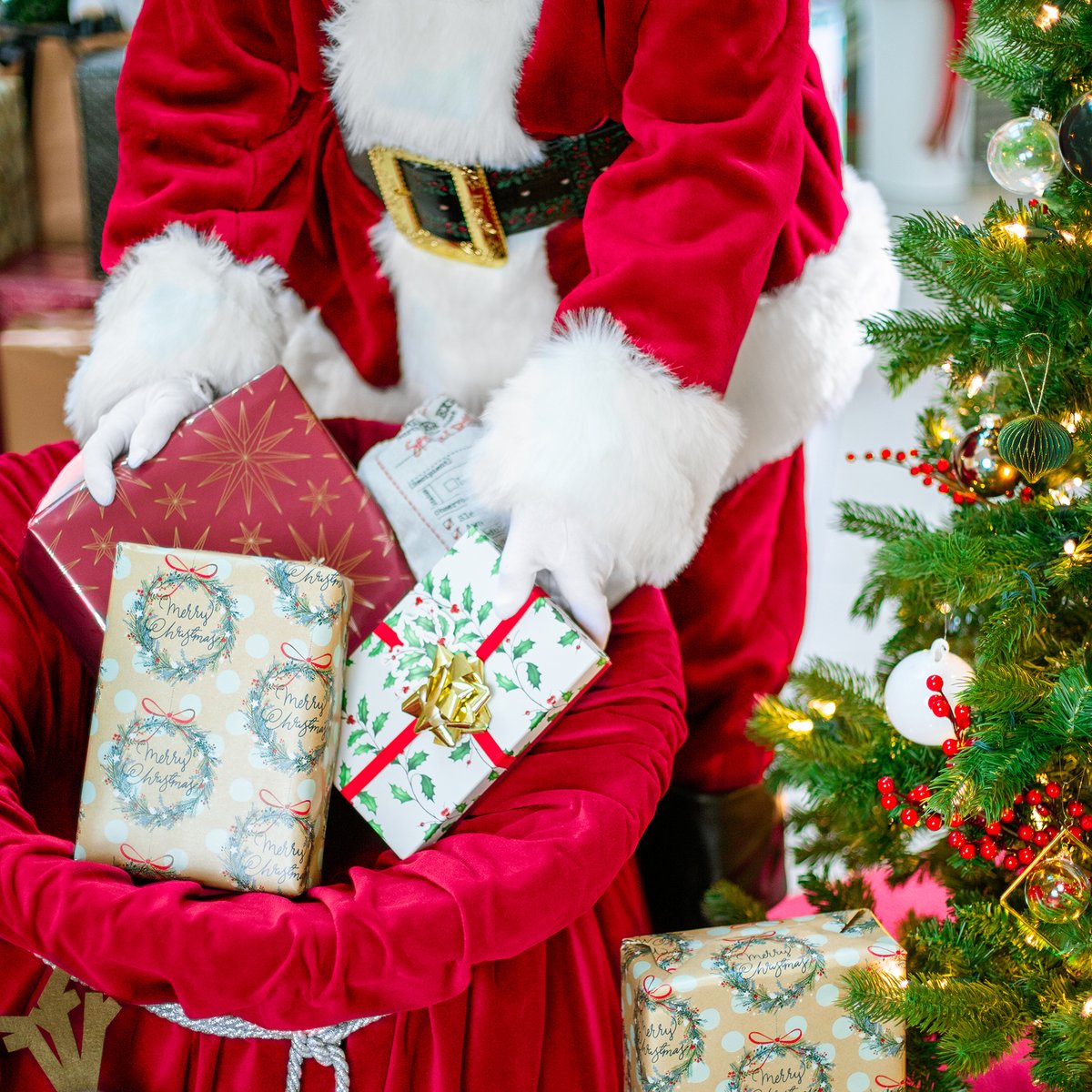 Santa's sleigh is on its way! Get your wish list ready and pre-book your spot with jolly ol' Saint Nick here: bit.ly/3sNNWFX.