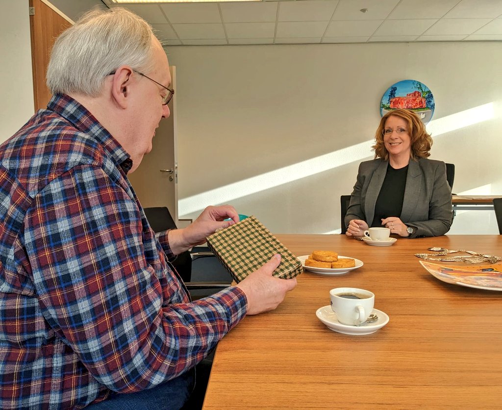 Na 40 jaar politiek verslaggever heeft <a href="/PietvdVooren/">Piet van der Vooren</a> afscheid genomen. Vandaag namen wij de tijd om hem te bedanken namens de gemeenteraad, het college <a href="/gem_teylingen/">Gemeente Teylingen</a> en onze medewerkers. Nogmaals dank en hopelijk tot ziens in ons mooie #Warmond