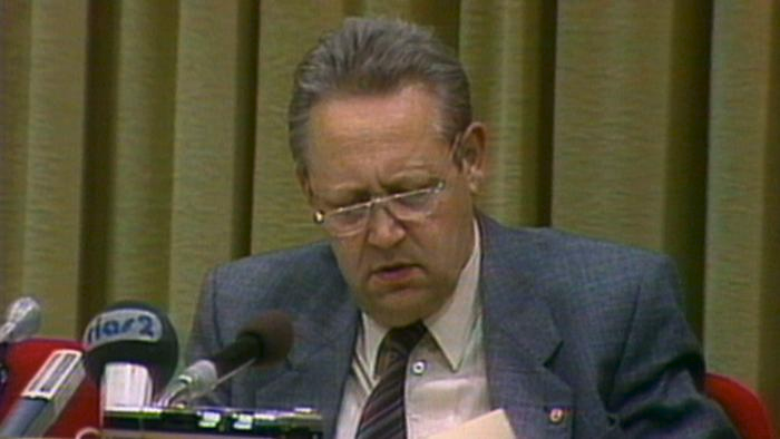 meme_ec's tweet image. Today we celebrate the power of shady officials.
They can change history!

"When will the end of DDR travel restrictions come into effect?"
Schabowski: (checks papers...) That comes into effect, according to my information, immediately, without delay (looking through his papers).