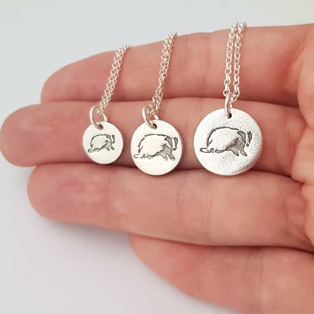 Flutterbuyzstu1's tweet image. My badgers are now available in 3 sizes!
Tiny 1cm, Mini 1.3cm and Medium 1.6cm.
I made this hand drawn design a couple of years ago and this cute little badger is very popular.

flutterbuyzstudio.com/search?q=badger

#badger #handmade #Silver #jewellery