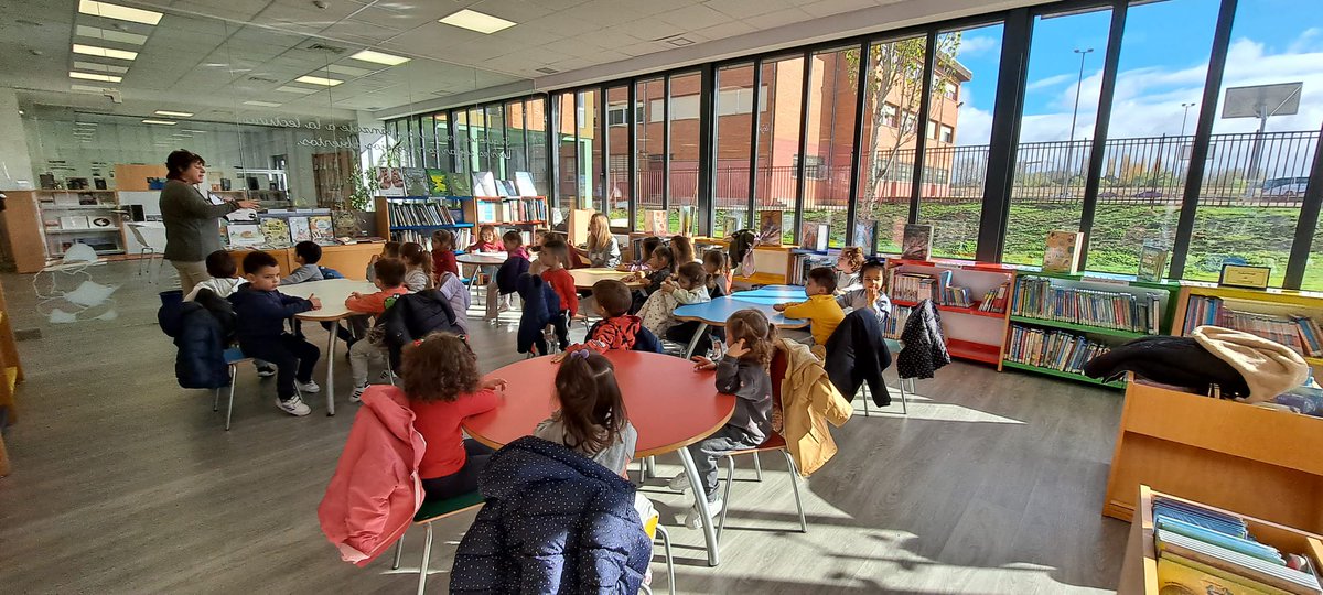 CMIGUELHERNNDE1's tweet photo. INFANTIL 3 AÑOS: Hoy, los más pequeños del cole han visitado la Biblioteca municipal de Santa Marta y han solicitado su carnet de lectura. Fomentando la animación a la lectura desde pequeñitos conseguiremos grandes lectores. https://t.co/iyUT9fkGl7