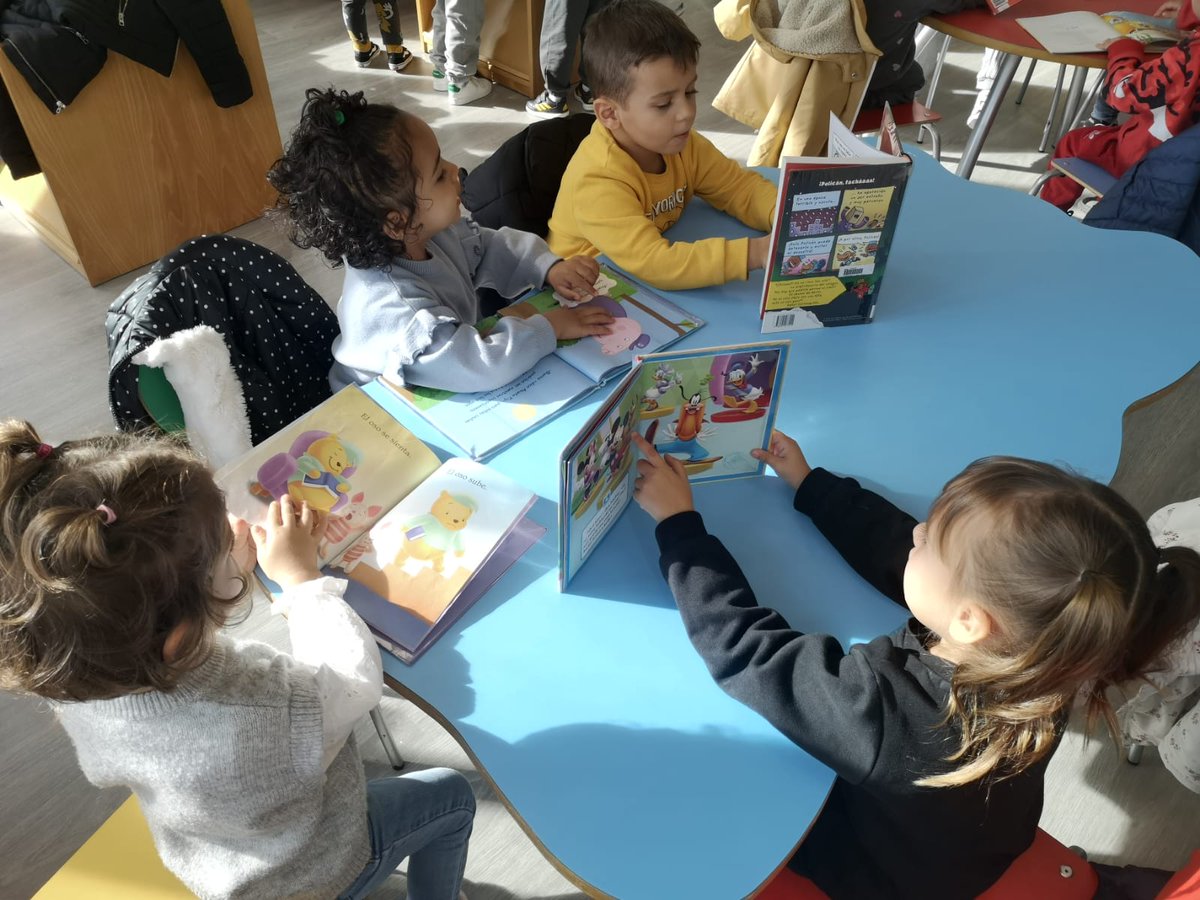 CMIGUELHERNNDE1's tweet photo. INFANTIL 3 AÑOS: Hoy, los más pequeños del cole han visitado la Biblioteca municipal de Santa Marta y han solicitado su carnet de lectura. Fomentando la animación a la lectura desde pequeñitos conseguiremos grandes lectores. https://t.co/iyUT9fkGl7