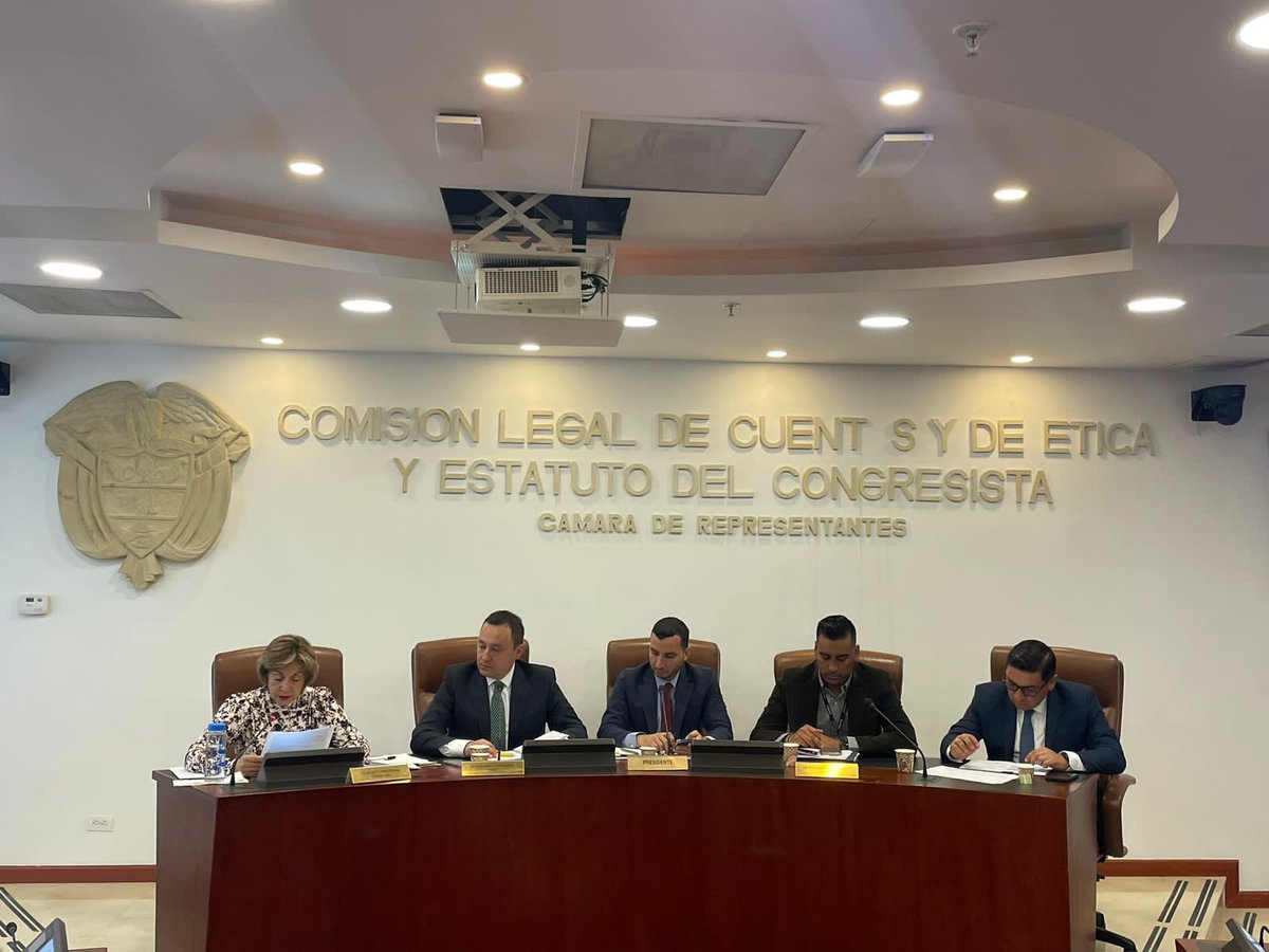 DInpec's tweet photo. Estuvimos la Comisión Legal de Cuentas de @CamaraColombia hablando de la gestión administrativa del @INPEC_Colombia, ante la @PGN_COL.  Buscamos trabajar siempre con claridad y #Transparencia. Estos escenarios nos permiten mostrar el trabajo Institucional. https://t.co/PNo4tCSwRP