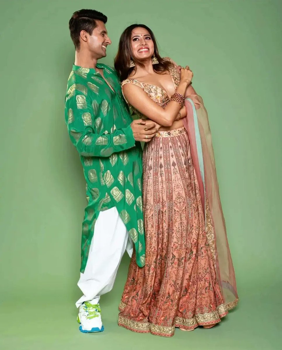 _ramilapatel's tweet photo. @_ravidubey @sargun_mehta Our Adorable SaRavi!! The power couple #SaRavi #sargunmehta #RaviDubey #bestactor #kingoftelevision #kingofexpressions #RaviDubeyRules #kingofhearts #jamairaja #kkk8 #colorstv #saravi #ravidubeyrockstar #RaviDubeyBestActor https://t.co/VtX7gDAP9Z