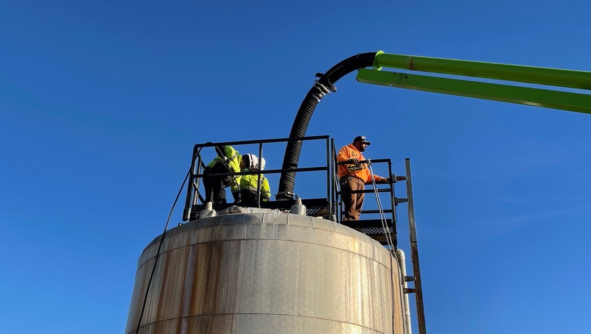 madmetrosewer's tweet photo. Facilities Maintenance &amp; @CityofMadison vac truck removed spent media in our biogas conditioning system. The vessel removes hydrogen sulfide (H2S) to reduce corrosion &amp; control odors. The annual task ensures biogas, used for electricity &amp; heat, is clean for reuse. https://t.co/fnJqLZ1mp8