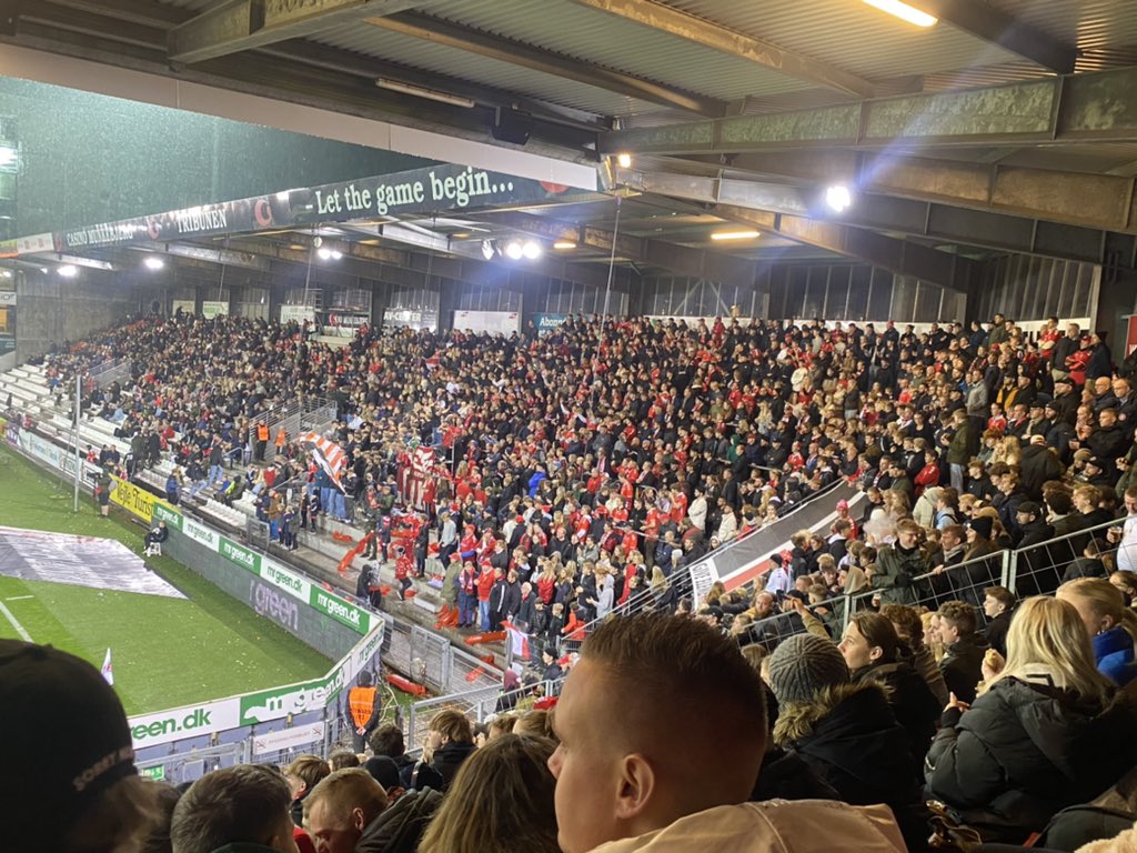 BuchHockeydk's tweet photo. Stemningen er bedre end spillet på Vejle Stadion. Fremragende stemning - også fra de gule, hvor der godt nok er sket noget på fanfronten 👍 #pokalen #vbach #vejleb #achgule https://t.co/OTLf6KWUGX