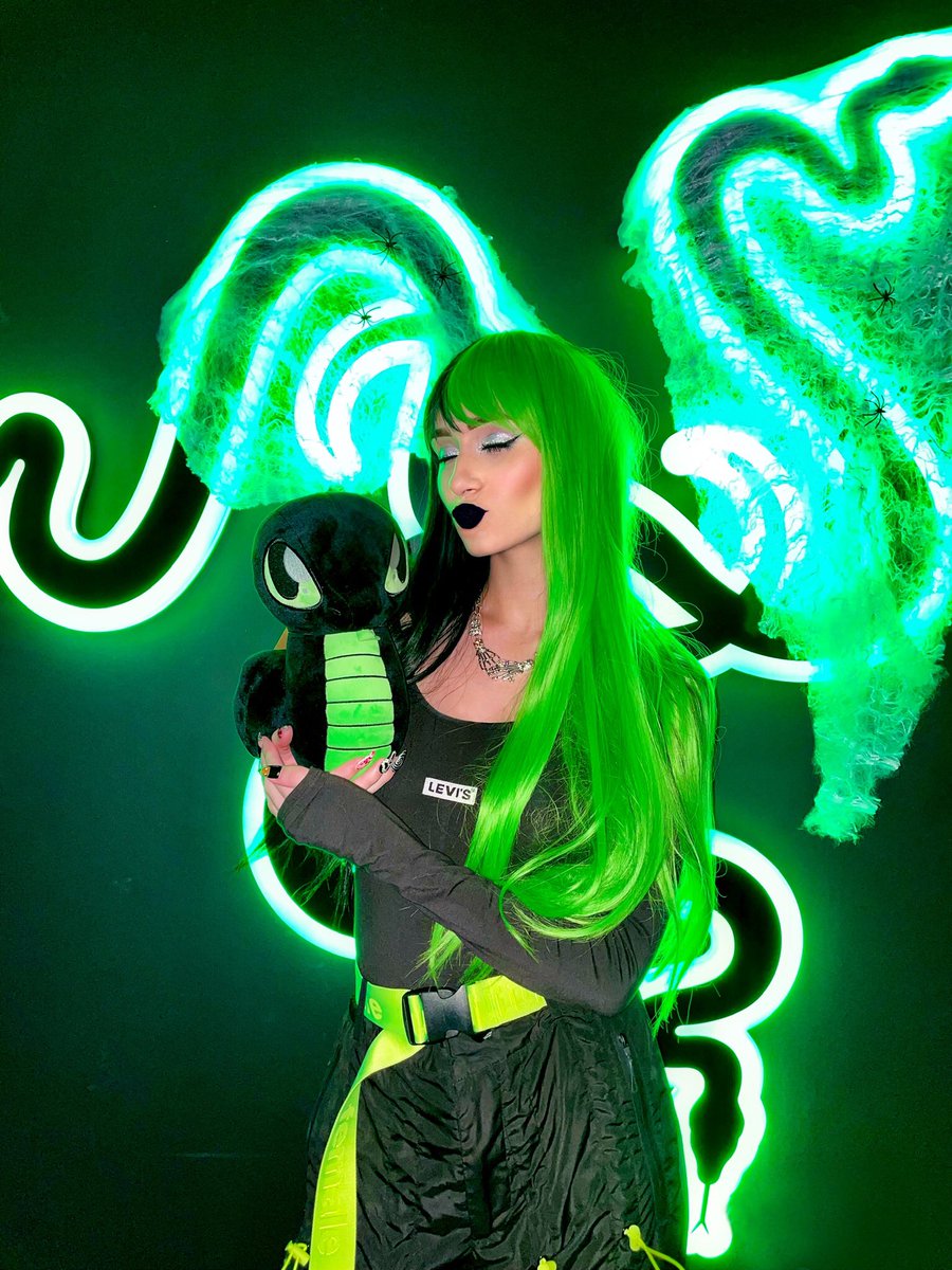 Sneki is my fav plushie🐍💚