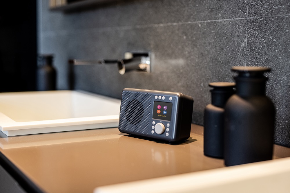 The portable Elan Connect can be powered by the included power cable or by 4x AA batteries. A compact and simple internet radio that is perfect for your home. Whether in the kitchen, in the bedroom or even in the bathroom, listen to music anytime and anywhere you want.