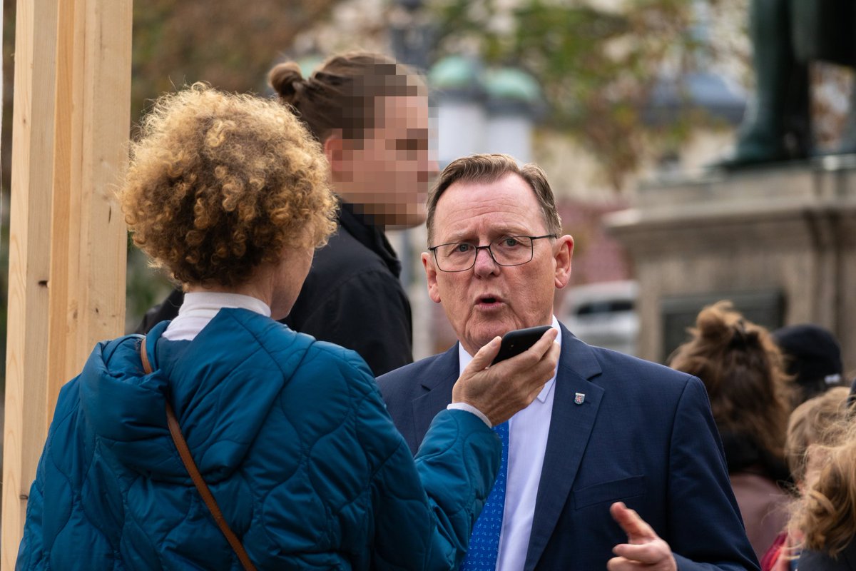 RabanEisler's tweet photo. In der Nacht zum Mittwoch wurde der Ausstellungspavillon auf dem Theaterplatz in #Weimar von Unbekannten umgeworfen, die aufgehängten Transparente heruntergerissen und teilweise zerstört. Helfer*innen stellten den Pavillon am Vormittag wieder auf und reparierten die Schäden. https://t.co/NHDA7oQhlJ