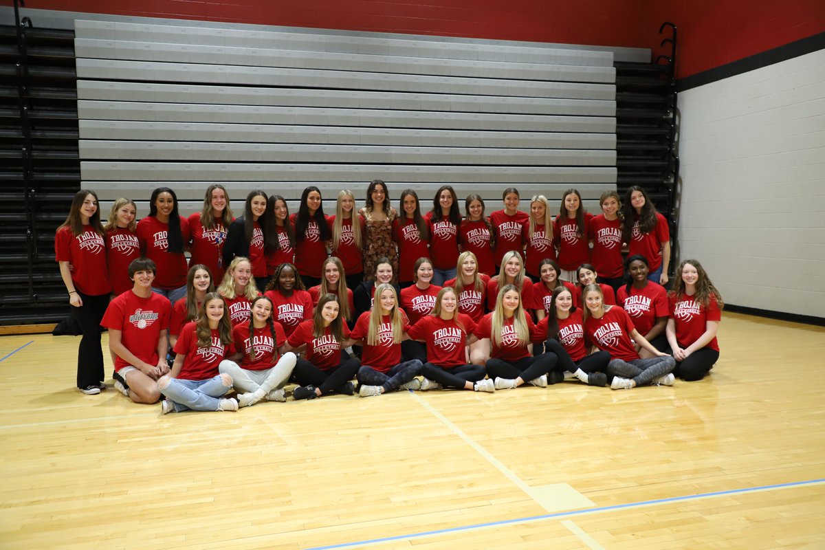 ParkHillSchools's tweet photo. We have the best volleyball player in Kansas City!! @WeAreParkhill senior Shaye Koski won the 2022 Evelyn Gates Award! Shaye was one of four finalists from around the metro and won the award during an assembly in PHHS's lower gym. 🏐 #ParkHillProud https://t.co/P3cwmt4dLJ