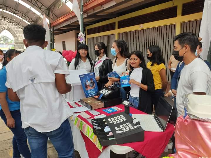 Juliocdo2021's tweet photo. 📌En el Mercado de Artesanías de la Ciudad de las Flores #Masaya, se desarrolla en Festival Departamental, donde estudiantes y servidores públicos de los 2 Centros Tecnológicos de Masaya presentan su oferta formativa para el año 2023.
#UnidosVencemosVenceremos 
#Nicaragua https://t.co/21510Gr1lt