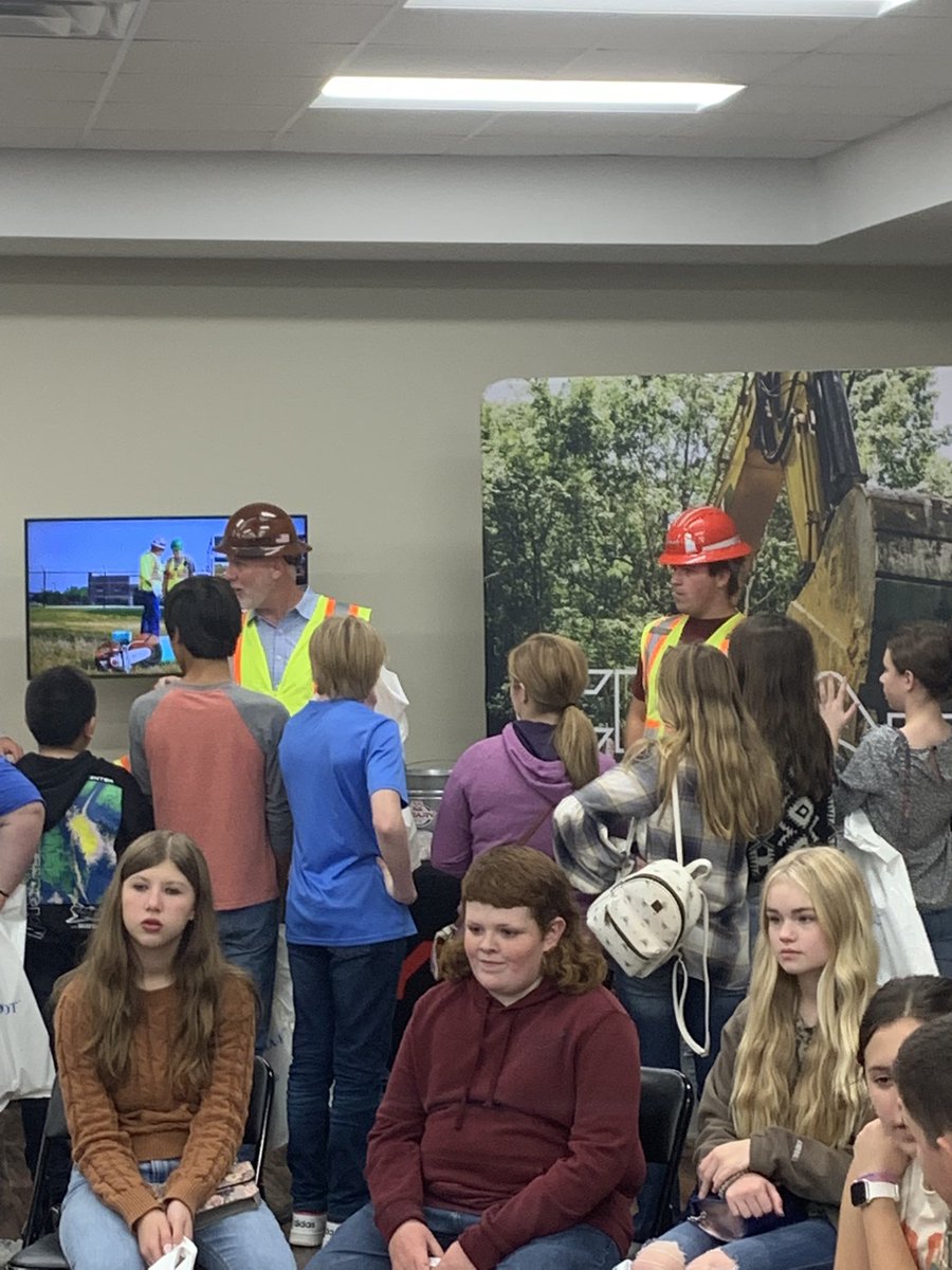 DaleGoatley's tweet photo. @monroekyschools STEAM teachers Ms. Rendi Carter and Ms. Molly Shirley coordinated a stellar #STEAMcareer fair for their MS students! So many diverse careers were represented by local community partners! I thoroughly enjoyed my morning learning with the students! 👍👏👏 @GRRECKY https://t.co/OuiZHipURX