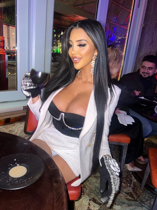 Oops . White panties 🙈 https://t.co/YbngCgOTmK