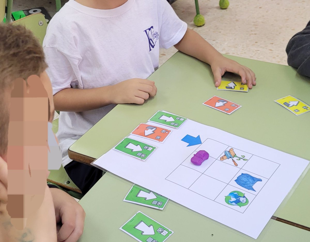 susanne1912's tweet image. Practicando en mi clase de 5 años con #CodyRoby, recurso de #CodeEducaLAB @educaINTEF con paneles en mesa personalizados para trabajar el #MedioAmbiente