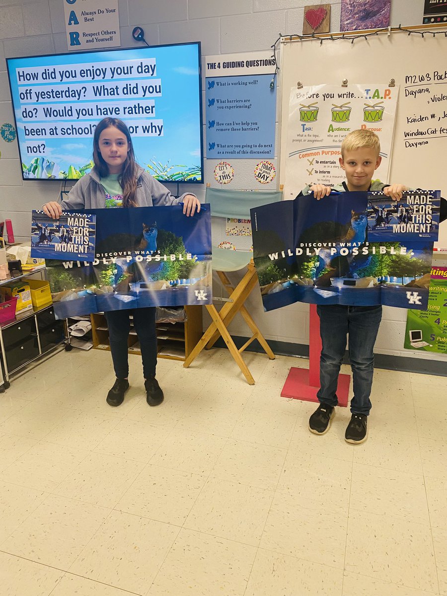 What a Wonderful Wednesday it is when students receive college memorabilia! Thank you <a href="/universityofky/">University of Kentucky</a> for helping inspire future students! #AESPride #fifthonfire #beginwiththeendinmind <a href="/AlvatonElem/">Alvaton Elementary</a> @mrscarr_aes @CookwithBooks5 <a href="/delanna_herald/">Delanna Herald, NBCT</a>