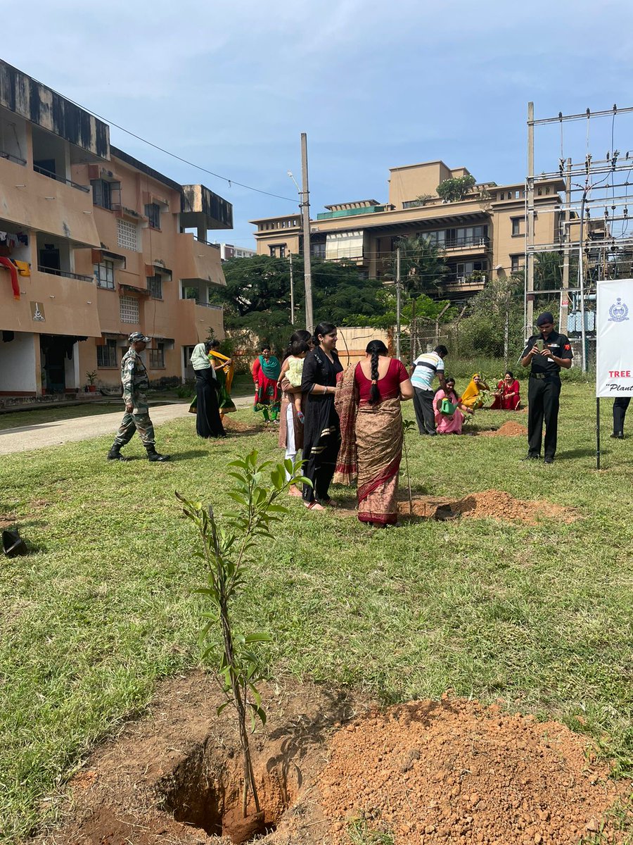 RotaryLakeside's tweet photo. Rotary Bangalore Lakeside in association with MEG planted 250 plants (50 fruit plants and 200 flower and general plants) and MEG team highly appreciated plantation of various varieties.

#rotarybangalorelakeside
#hopeforfuture https://t.co/zTS9m64Vsc