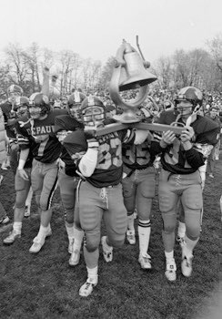 DePauwAthletics's tweet image. 🔔4 DAYS ‘TILL KICKOFF🔔
The first Monon Bell Classic was played in 1890 at Wabash, ending in a 34-5 DePauw Victory! DePauw vs. Wabash stands among the oldest traditions in College Football. 
@DePauwTigersFB
#TeamDePauw #TigerPride