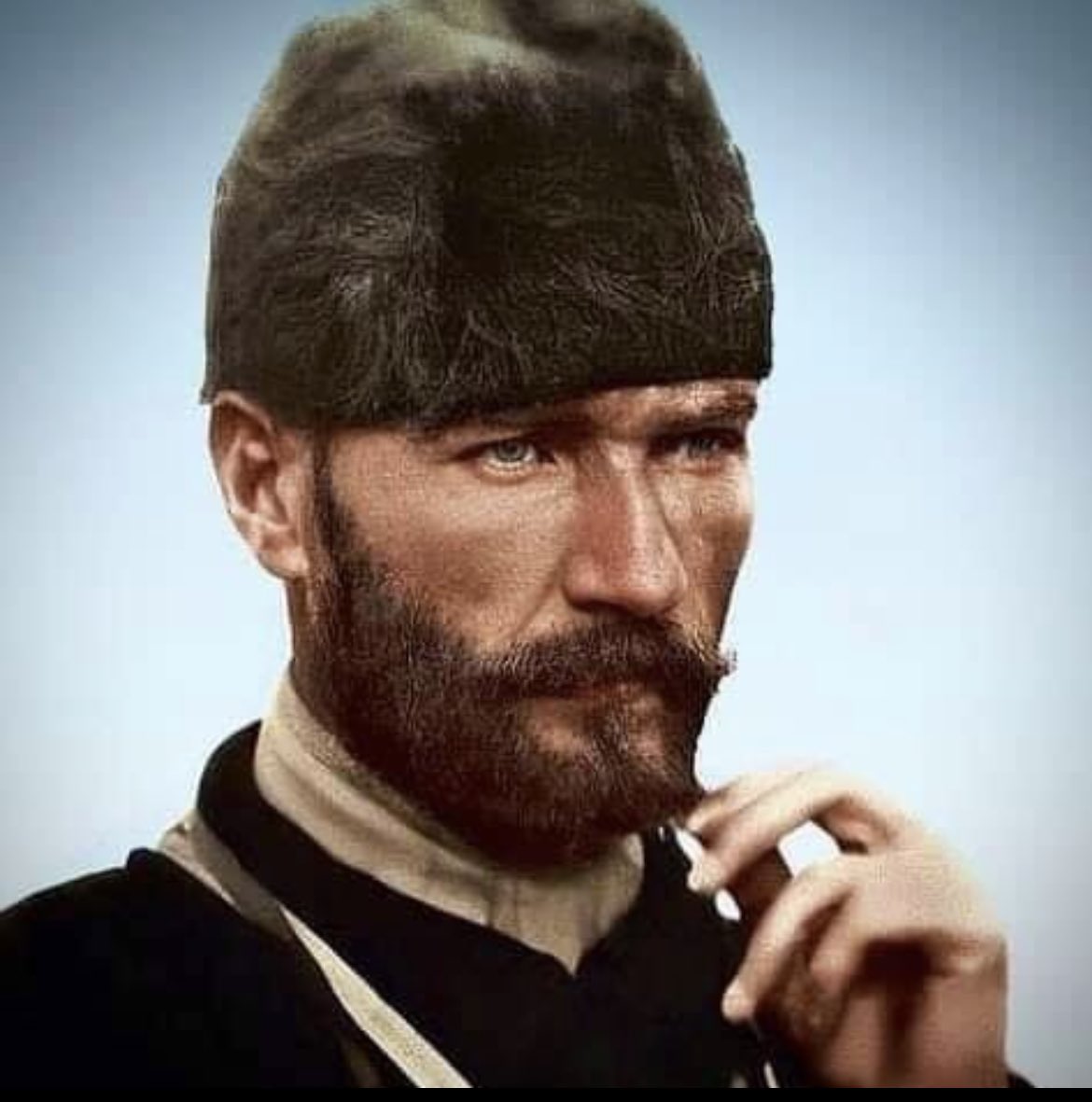 Yarın erken kalkın dostlar,
bir devrimciyi selamlayacağız… 🫡