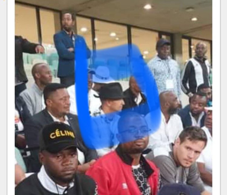 La délégation de Mazembe en difficulté à Durban. Aucune caméra ni appareil photo n'a accès sur la zone neutre. Les journalistes ,<a href="/moise_katumbi/">Moise Katumbi</a> et quelques supporters isolés dans la tribune. Quelques 400 supporters congolais avec billets empêchés d'accéder au Stadium.