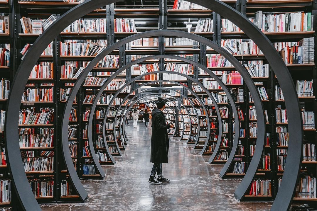 sophiegrenham's tweet photo. We've reached that magical time of year where I ask an important question: what is your favourite independent Irish bookshop? In December I'll collate your replies and create a poll to decide the top ten most popular bookshops. Please tag and RT. #SupportIndependentIrishBookshops https://t.co/QSVog7eUy5