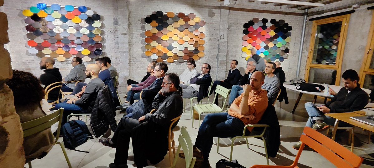 eiximenis's tweet image. A tope la xerrada de #ciberseguretat del @techigd!! I el lloc ideal, enmig del bell barri del Rec, així que després aprofitarem per firar-nos al @RECstores! xD