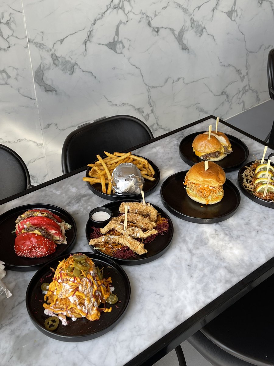 تبي مطعم عنده برقر اللحم والدجاج 🖤⁉️

•جالي برقر | Jolly Burger 🍔 

مطعم يقدم برقر اللحم والدجاج بانواع متعددة واللحم بقدم الواقيو والانجوس والصدق اكثر شي عجبني تشيزي لحم 26﷼ سعرها وشي رهيبب الميبل دجاج🤩🍔
•الياسمين:📍
maps.app.goo.gl/Bwg1iZNdaE9gY3…