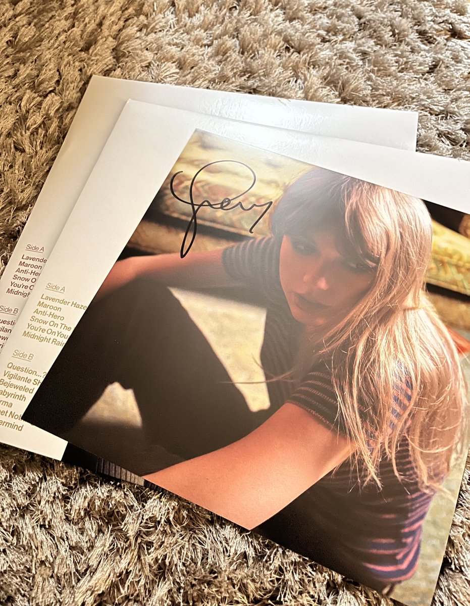 lisari_swift13's tweet image. みて...裏にハートあった🥹😭♡
1枚前まで♡描いてたのかな？
テイちゃんのハートのおこぼれ嬉しすぎる裏側にして飾ろうかな🤣