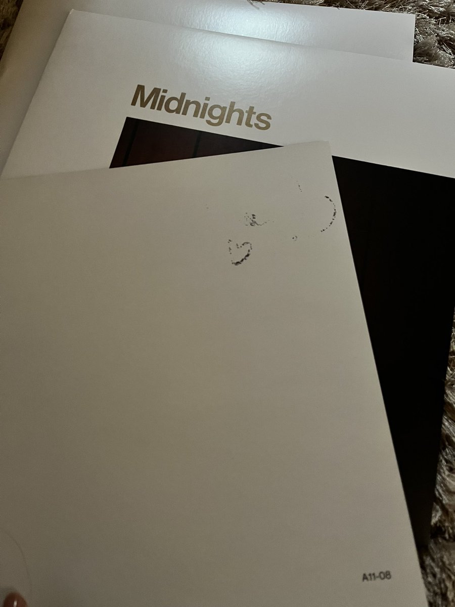 lisari_swift13's tweet image. みて...裏にハートあった🥹😭♡
1枚前まで♡描いてたのかな？
テイちゃんのハートのおこぼれ嬉しすぎる裏側にして飾ろうかな🤣