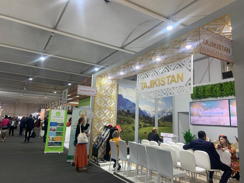 ZoiEnvironment's tweet photo. This week, we are at #COP27 advocating for #ClimateAdaptation in #Mountain regions and #ClimateAction in general.

Some impressions from the conference👇👀 https://t.co/xFnqj7LKwV
