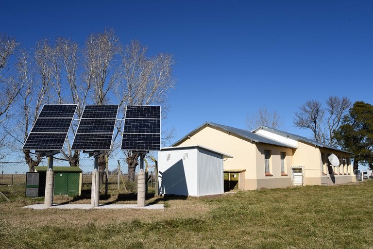 RodrigoButeler's tweet photo. Gran noticia para #RíoNegro!♻️ Se instalarán paneles solares en 10 Centros de Salud de parajes y Comisiones de Fomento. El gobierno nacional a través del #PERMER, adjudicó la provisión e instalación de equipos fotovotailcos que les permitirá contar con energía ininterrumpida.⚡️ https://t.co/BJrDnVxFO6