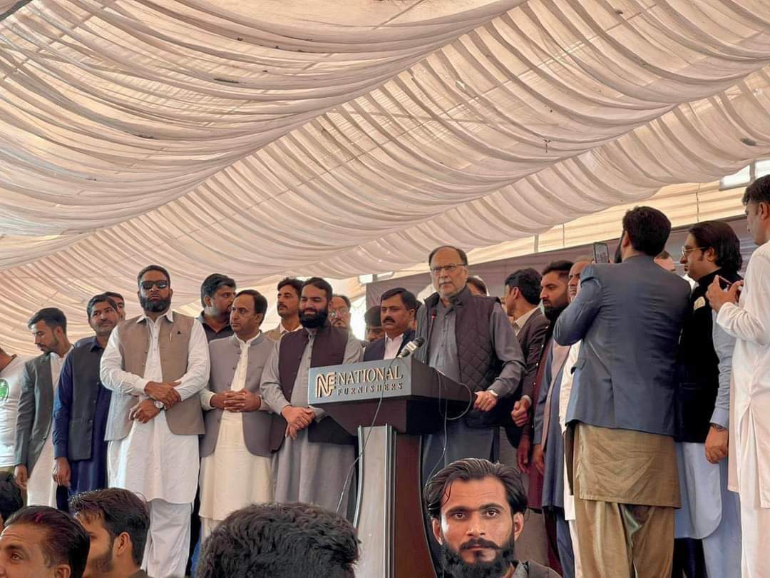 PmlnAyaz's tweet photo. پاکستان مسلم لیگ (ن) گجرات کے زیر اہتمام
 ڈیرہ نوابزادہ طاہرالملک اجنالہ پر عظیم الشان ورکرز کنونشن کا انعقاد ! 
وفاقی وزراء احسن اقبال چوہدری، عطااللّہ تارڑ اور ممبر قومی اسمبلی چوہدری عابد رضا کا خطاب ! https://t.co/m7IdeQFX77