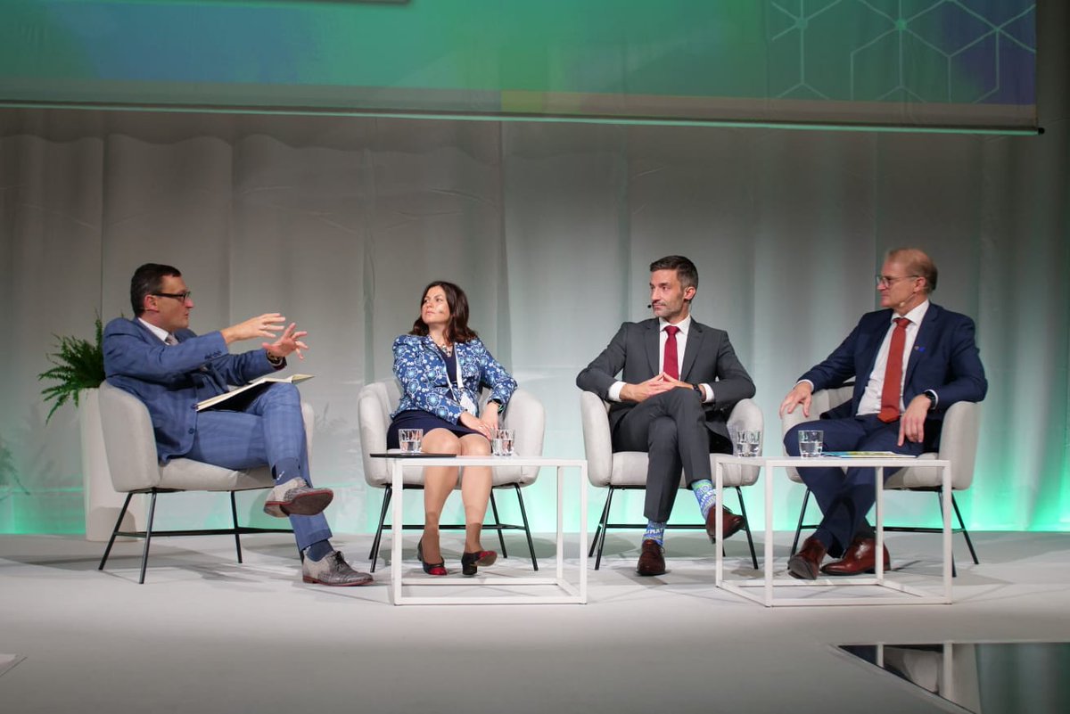 CleanHydrogenEU's tweet image. 🔔Calls mount for faster deployment of hydrogen technology
Several speakers at this year’s edition of the European Hydrogen Week, have called for a faster rollout of hydrogen technology for transport, homes, businesses and industry.
✅Read more here: bit.ly/3NUP30b