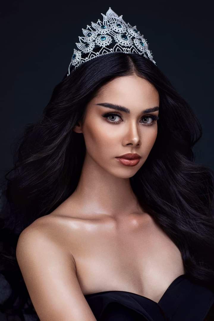 RoumdolR's tweet photo. The newly Crown of Miss Universe Cambodia 2022 is inspired by the Bayon style Apsara headdress, and the Blue Zircon is originally from Ratanakiri province, northeastern Cambodia.
 By #CSNJ Samnang Jewellery
#Crwon #MissUniverse
#Apsara #Khmerstyle #MissUniverseCambodia #Diamond https://t.co/k4aGuqxfqE