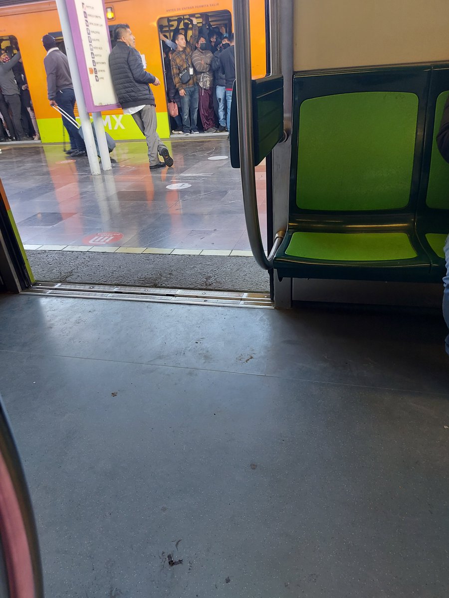 fdz_ort's tweet photo. @MetroCDMX Cual 7 min. linea A, llevamos 10 minutos y contando 😤 no avanza en ningún sentido ni para la Paz ni para Pantitlan @telediario https://t.co/42VM7feVgc