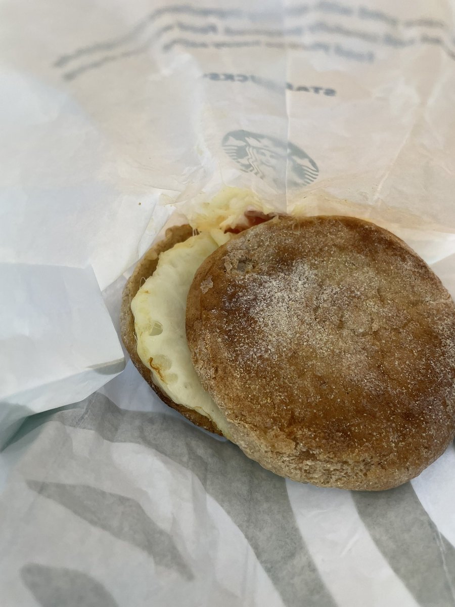 Smileywithak's tweet photo. @Starbucks how is one supposed to eat this on the go if it’s not even stacked? https://t.co/gFz376AfCf