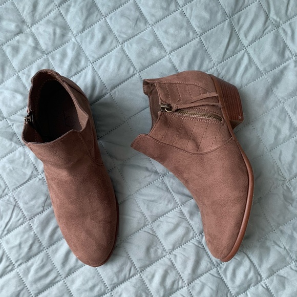 AireDeb's tweet photo. So good I had to share! Check out all the items I'm loving on @Poshmarkapp #poshmark #fashion #style #shopmycloset #disney: https://t.co/h7IqXF0m43 https://t.co/cjNDhd3KyN
