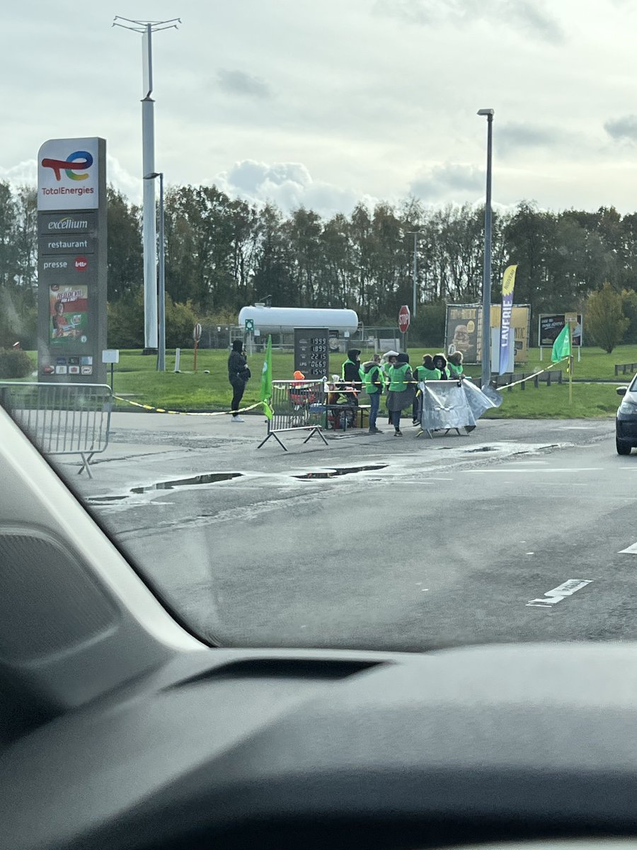 Zombmoehre's tweet photo. In Belgien findet gerade ein Generalstreik statt:
Energiepreise runter, Löhne rauf! 
Auch Tankstellen werden bestreikt! 
Liebe Deutsche und in Deutschland lebende, so geht das! 

#HeinerULTRAS https://t.co/u6ogTFERMH