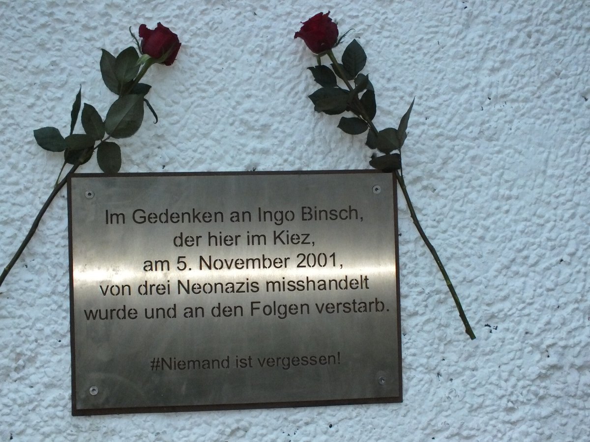 RegisterMaHe's tweet photo. Wir gedenken an Ingo Binsch.

Am 5.11.2001 schlugen Neonazis in #Marzahn-#Hellersdorf auf Ingo Binsch aufgrund angeblicher Schulden in Höhe von 40 D-Mark ein. Binsch erlitt einen Herzinfarkt. Er verstarb an den Folgen der Misshandlung. #MaHe 

Bild credit: @nivberlin https://t.co/tKR3mf5V6V