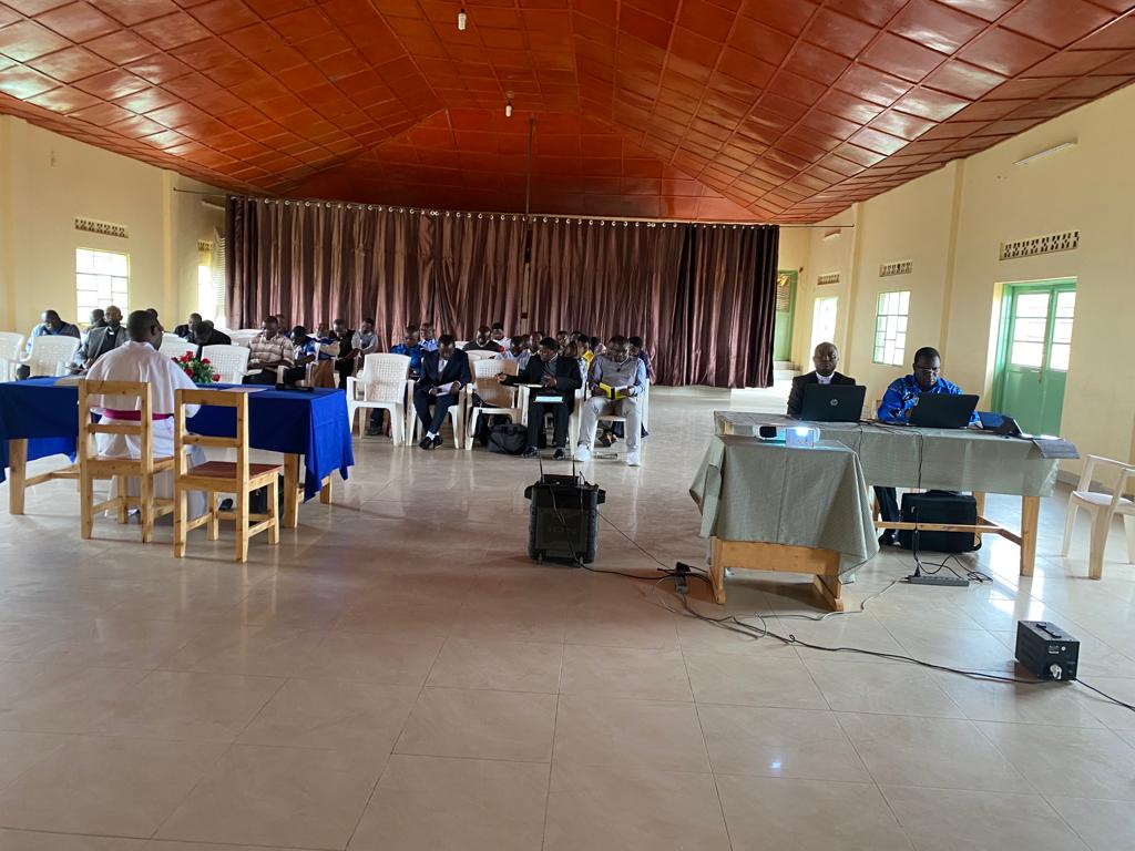 SINGAYINTUMWAY1's tweet photo. Padiri Mutabazi Fidèle, Umuyobozi wa Kinyamateka, yitabiriye inama y'abapadiri ba Diyosezi ya Gikongoro, yari kiyobowe cy'Umushumba wayo Myr Hakizimana Célestin. Muri iyi nama abapadiri bagejejweho uko Kinyamateka ihagaze n'ibyo yifuza kugeraho biyemeza kuyishyigikira. https://t.co/00dn3mpjZQ
