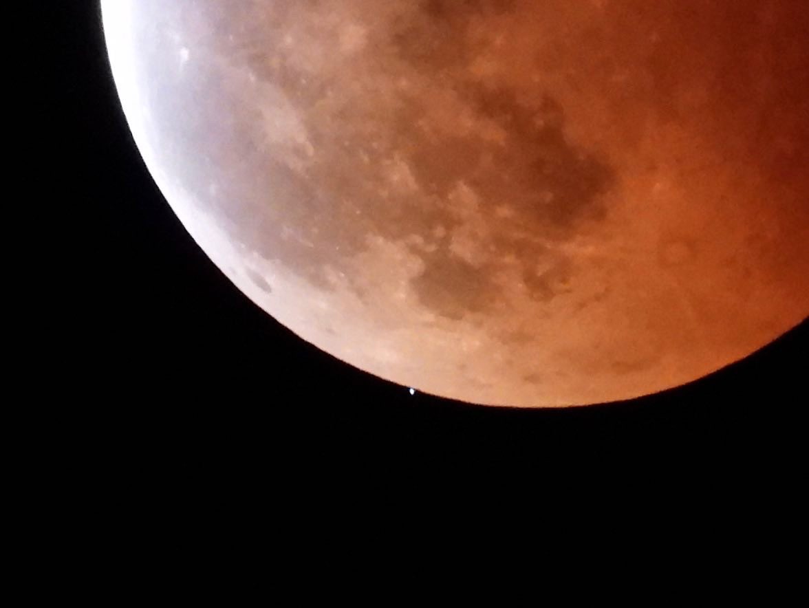 akira_suzushiro's tweet photo. 昨日の皆既月食🌔
帰宅してから膨大な枚数の画像を確認していましたら、天王星を捉えることができていました!
20:43@宮城県川崎町
ちょうど天王星食が始まる瞬間です✨
#天王星 #天王星食 #uranus #uranuseclipse #uranuseclipse2022 #月食 #月食2022 #月 #moon #lunareclipse https://t.co/h65xWTGiHD