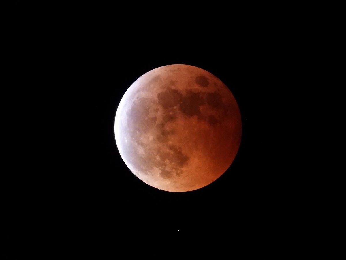 akira_suzushiro's tweet photo. 昨日の皆既月食🌔
帰宅してから膨大な枚数の画像を確認していましたら、天王星を捉えることができていました!
20:43@宮城県川崎町
ちょうど天王星食が始まる瞬間です✨
#天王星 #天王星食 #uranus #uranuseclipse #uranuseclipse2022 #月食 #月食2022 #月 #moon #lunareclipse https://t.co/h65xWTGiHD