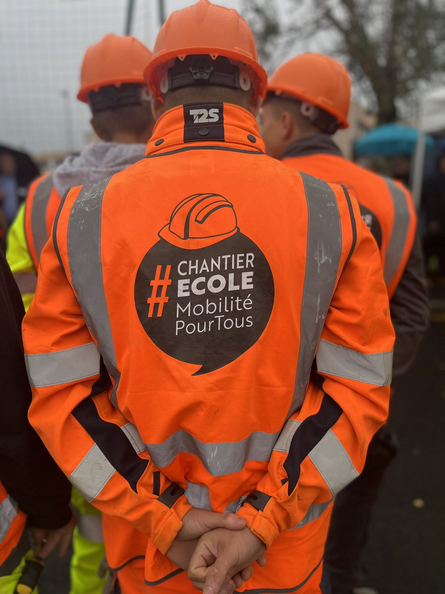 FRTP_AuRA's tweet image. 🚧 Cette matinée marquait aussi l’inauguration du Chantier école « Mobilité pour tous » ! 
👏 Bravo aux élèves du @BTPCFAAin pour le travail accompli !
@RoutesdeFrance1 AURA
@BTPCFAAin 
@Bourg_en_Bresse 
#mobilitépourtous 
#osezlestp 
#travauxpublics 
#AuvergneRhôneAlpes