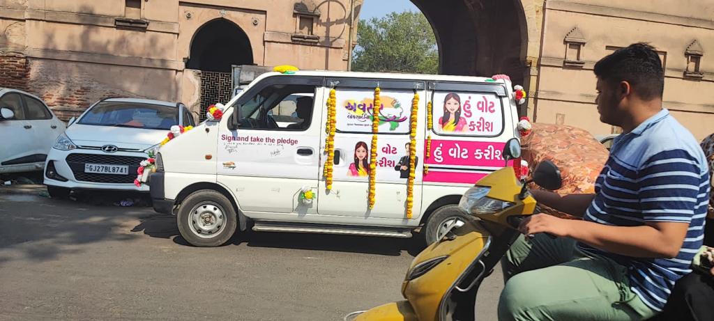 વિધાનસભા સામાન્ય ચૂંટણી 2022 "સ્વીપ" અંતર્ગત અમદાવાદ જિલ્લાના સૌથી ઓછું મતદાન ધરાવતા મતદાન મથકના વિસ્તારો માં મતદાન જાગૃતિ માટે અવસર રથ ફેરવીને જાગૃતિ અભિયાન હાથ ધરવામાં આવ્યું.
<a href="/ECISVEEP/">Election Commission of India</a> <a href="/CEOGujarat/">Chief Electoral Officer, Gujarat</a>