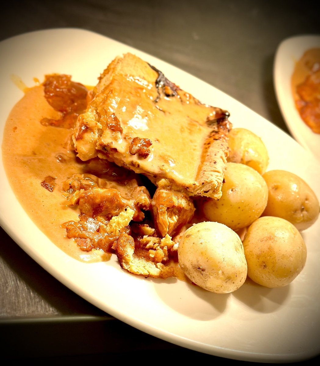 TheTalbotInnS75's tweet image. We’re @SpeedQuizzing from 9pm with a jackpot 🎰 still to be won with our lovely Anya. 

We’re serving food 🍴 until 9pm with this little delight on our specials board…🤤 

📸Pie of the day - creamy bbq chicken topped with shortcrust pastry  #homemade #pub #properpie #barnsley