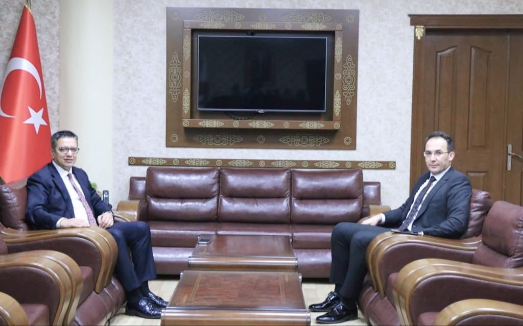 serfalbayrak's tweet photo. Hakimler ve Savcılar Kurulu kararnamesi ile İlimizde görevine başlayan Cumhuriyet Başsavcımız Sayın Cuma ÇOBAN ' ı makamında ziyaret ettik. Nazik kabullerinden ve misafirperverliğinden ötürü kendilerine teşekkür ediyorum. https://t.co/VmEUWU2oDa