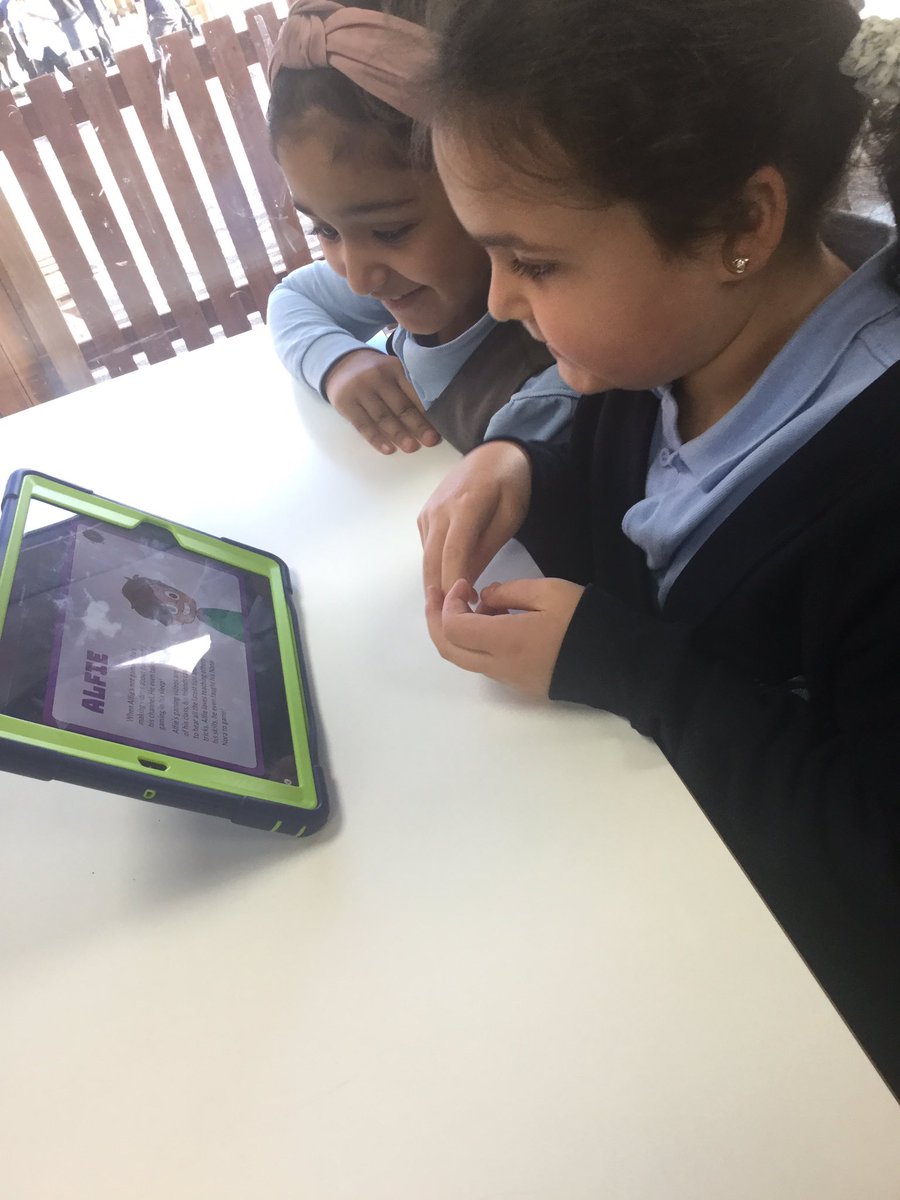 STC_5RP's tweet photo. We know that spending too much time online can affect our well-being #onlinesafety #wellbeing #thinkuknow we’re using the iPads to explore the think u know website and answer questions. https://t.co/thXe2c97kT
