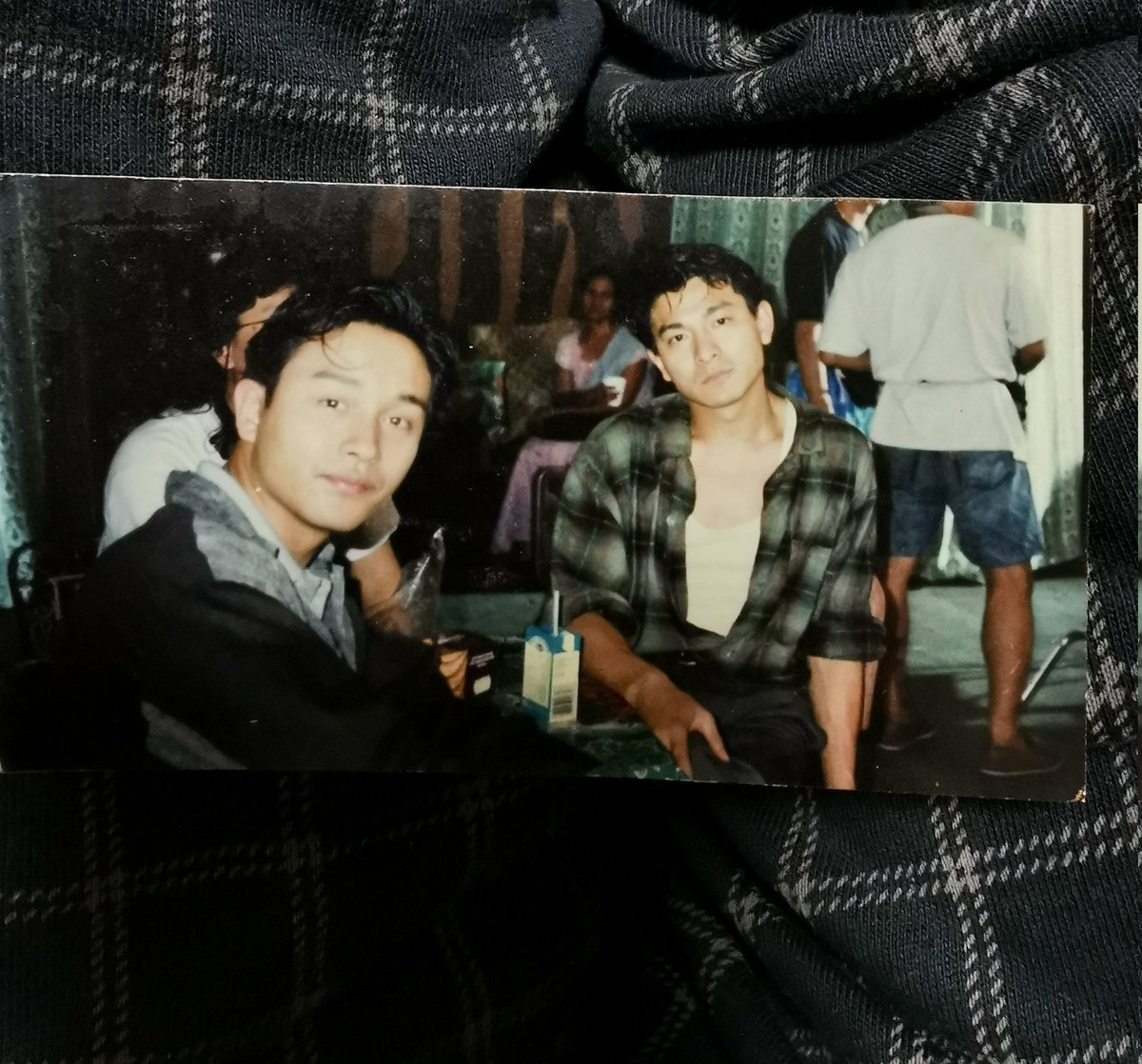 vanishedbirds's tweet photo. MY MOM TOOK THIS PICTURE WHEN THEY CAME HERE TO TUTUBAN ???!?!? https://t.co/igENHxkcYh